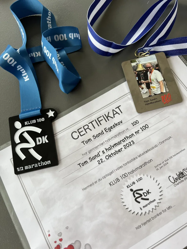 Klub 100 Halvmarathon medalje og certifikat