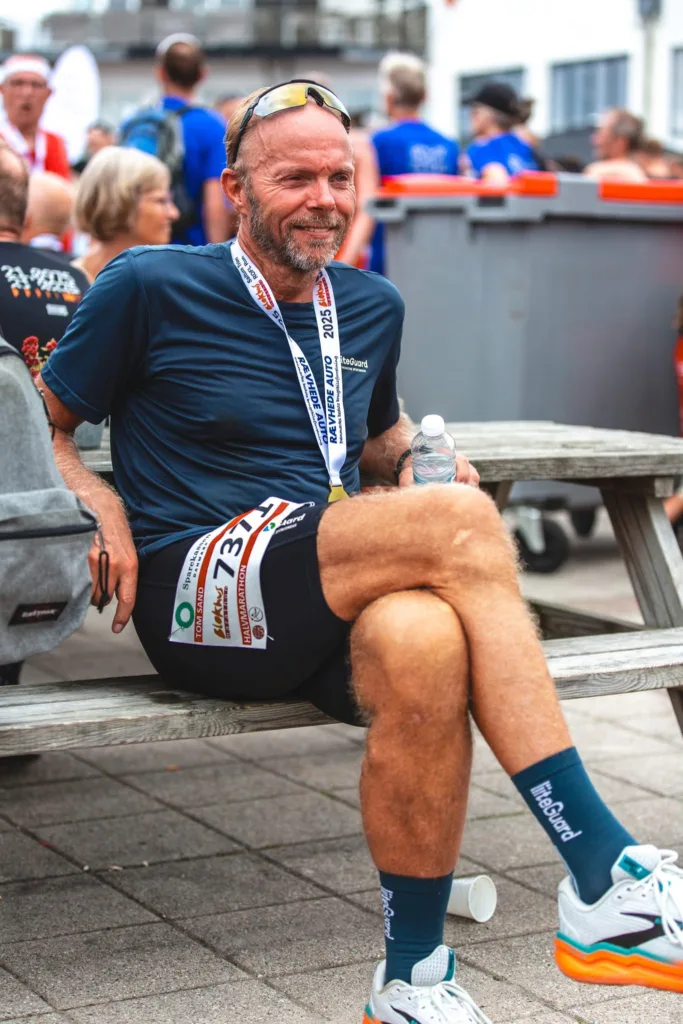 Afslappende løber efter halvmarathon